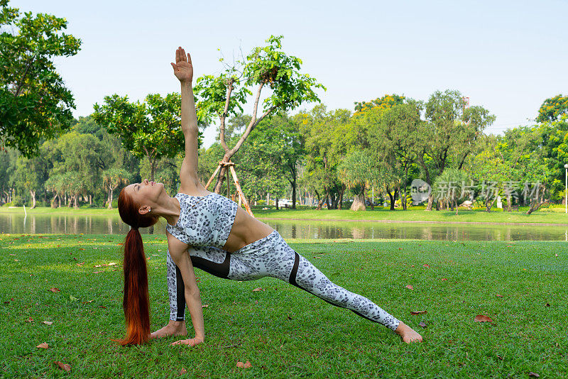 公园里的瑜伽-手臂伸展的旋转新月弓步-乌蒂塔Parirṛtta Anjaneyasana姿势